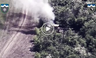 Detonation of the ammunition of the Russian 152-mm self-propelled gun "Msta-S" after the arrival of a Ukrainian kamikaze drone in the Lugansk region