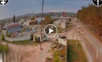 Лобовое столкновение украинского дрона и вражеской буханки на дороге в Донецкой области