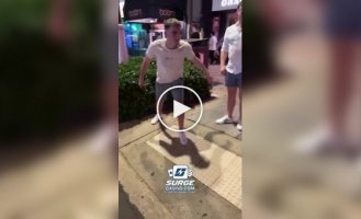 Мужчина получил сотрясение мозга после удара головой о знак на клумбе