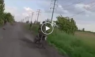 Два российских мотоштурмовика столкнулись на полевой дороге