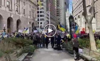 Митинг в поддержку Украины в Нью-Йорке. Участники акции скандируют «Азов»