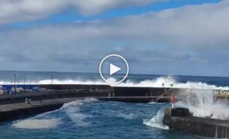 Туристов смыло гигантской волной в Испании