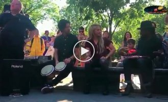 Шакира поёт для людей на улице