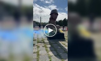 У Польщі встановили двометрову антивоєнну скульптуру