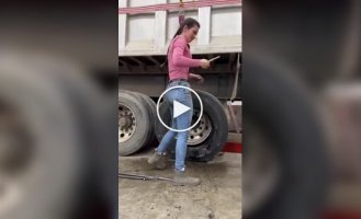 Девушка самостоятельно заменила покрышку грузовика