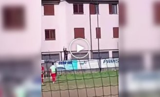 Футбольный тренер пришел на матч своей команды в костюме священника