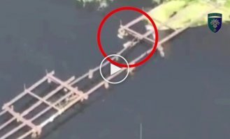 A drone shoots down a Russian who was trying to cross the remains of a destroyed bridge