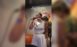 Неожиданная деталь в образе певицы отвлекла зрителей от ее голоса