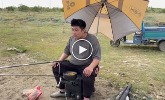 Китайский умелец построил автодом для рыбалки из канализационных труб