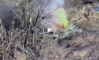 A Ukrainian FPV drone flies into the hatch of a Russian T-90M Proryv tank in the Limansk direction