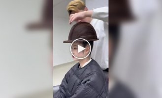 Незвичайні зачіски на голові дівчини