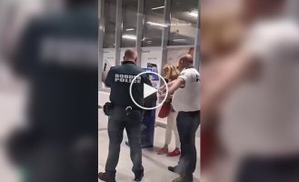Авіакомпанія відмовила в перельоті жінці, яка заплакала і стала на коліна, негатив, пасажирка, переліт, ручна поклажа