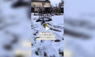 Игрушечный поезд расчищает себе путь