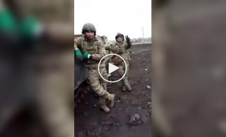 Российский оккупант показывает последствия боев на Авдеевском направлении