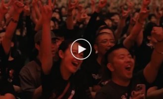 Буддийский монах на концерте металлистов