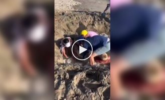 Подростки застряли в мокром песке на пляже