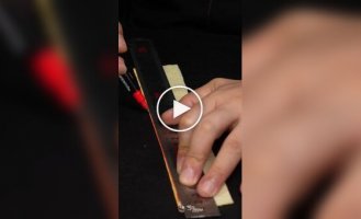 Китайский мастер работает над золотым браслетом