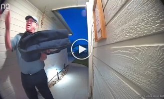 Пожилой курьер купил напиток клиентам и прославился в сети