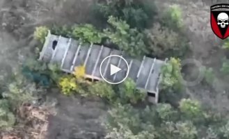 A Ukrainian kamikaze drone flies into a Russian military shelter in the Ugledar direction