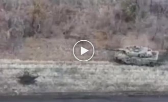 Ukrainian crew of German Leopard 2A4 tank clears occupiers from forest