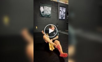 Тренер по бразильскому джиу-джитсу показал силу захвата на трех битах