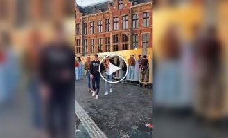 В Амстердаме на центральном вокзале установили открытые туалеты для мужчин