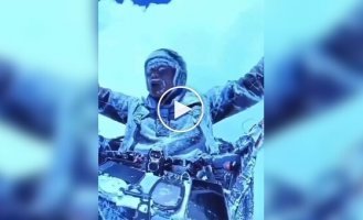Парапланерист чуть не замерз насмерть, когда его затянуло в облака