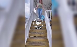 Девушка проверила посадку разных бюстгальтеров, спустившись по лестнице