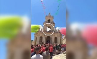 Эффектное празднование в Италии