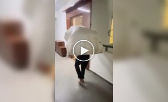 Курьера заставили подниматься по лестнице с тяжелой посылкой