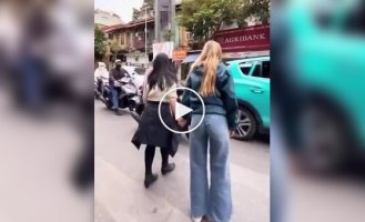 Девушки переходят оживленную дорогу во Вьетнаме