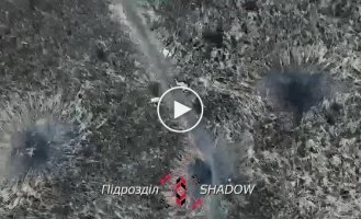 A Ukrainian drone drops ammunition on the head of a Russian military man in the Avdeevsky direction