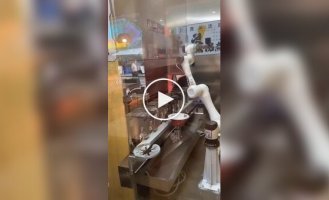 В Китае в столовой робот готовит всю еду