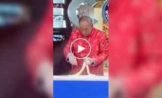 Chinese chef made the thinnest noodles by hand