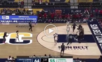 Масова бійка в жіночому баскетболі: арбітр — у нокауті, вісім дівчат — відсторонено