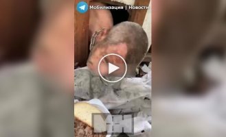 Россияне посадили на цепь и держат в собачьей будке своего сообщника-отказника