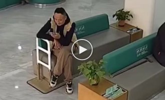 Клиенты банка помогли пожилому мужчине во время землетрясения