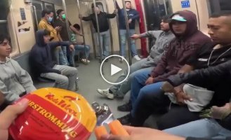 Мужчина открыл банку сюрстремминга в вагоне метро