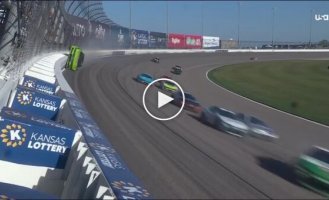 Гонщик NASCAR проехался по стене со скоростью 320 кмч