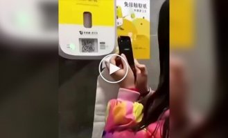 У Китаї з'явилися туалети, де для отримання паперу потрібно подивитися рекламу