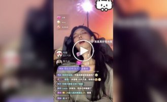 Работа мечты: фанаты продолжают донатить, пока стримерша спит