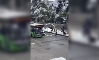 Водитель автобуса присоединился к снежной битве