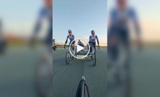 Девять велосипедистов подняли планер в воздух, используя только силу ног