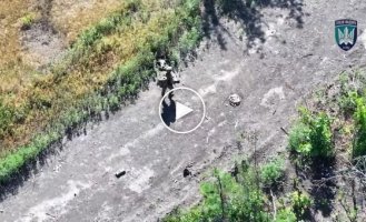 Тіло російського загарбника горить після атаки Птахів Мадяра