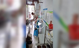 Владелица закусочной поднимает по 24 яруса паровых булочек за раз