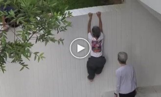 В Сингапуре пенсионерок учат паркуру, чтобы они реже травмировались при падениях