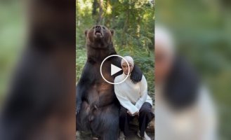 A girl from Saudi Arabia arranged a photo shoot with a bear