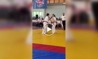 Каратистка нокаутировала соперницу эффектным ударом с ноги