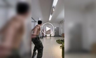 Хлопець метає викрутки з дивовижною точністю