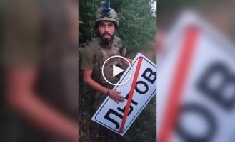 A Ukrainian soldier took a road sign with the inscription Lgov as a souvenir